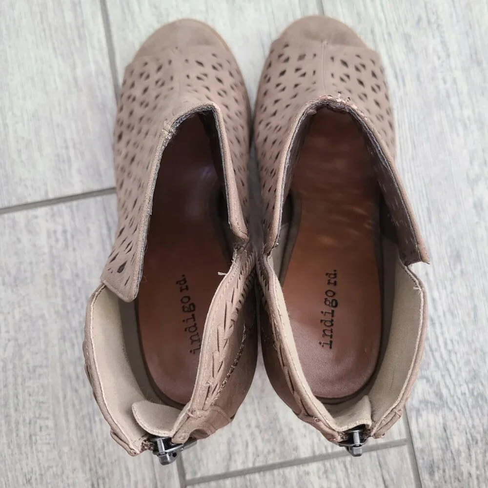 Indigo Rd. ankle booties perforated taupe women's size 9.5 - Picture 10 of 12